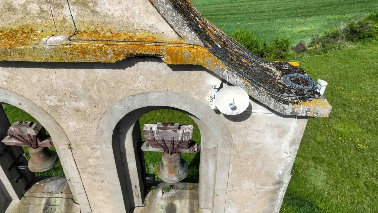 Inspection technique par drone d'antennes de réseau téléphonique sur un clocher