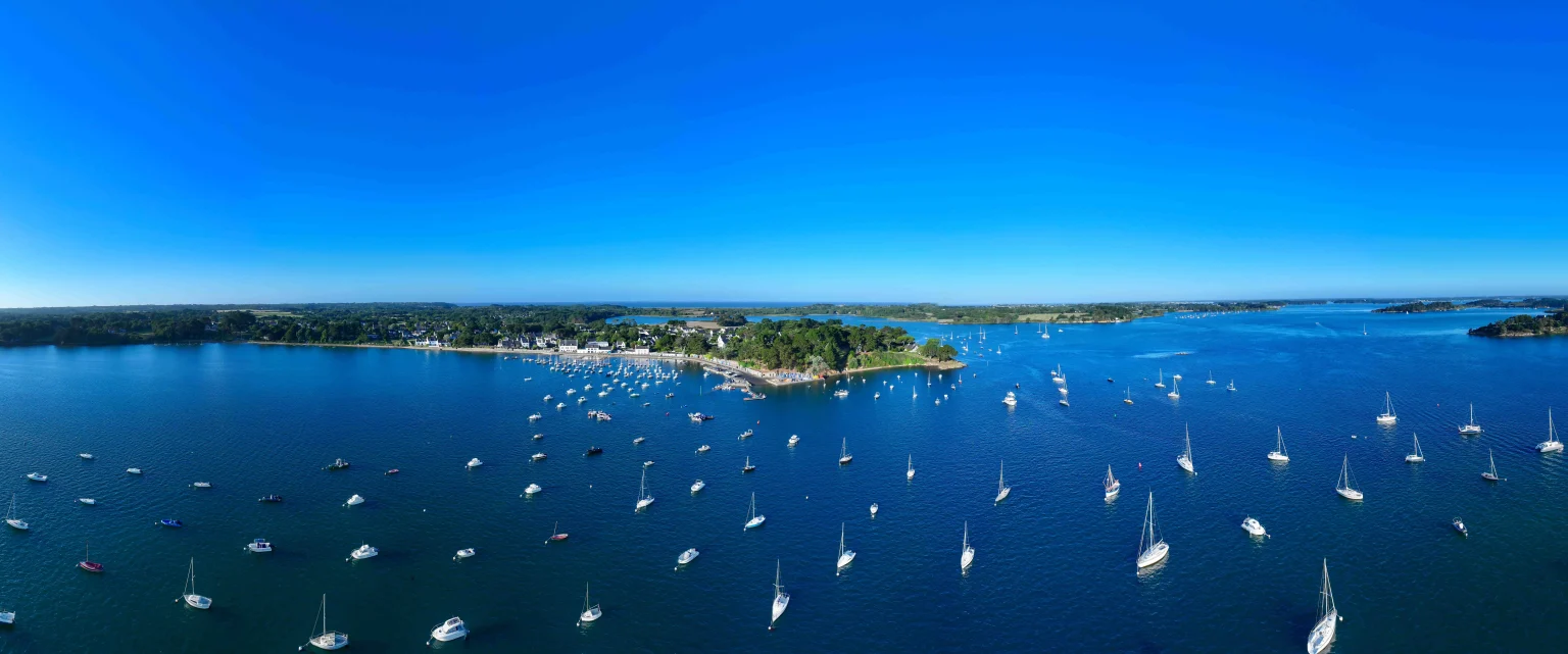 Panorama aérien par drone du golfe du Morbihan en Bretagne