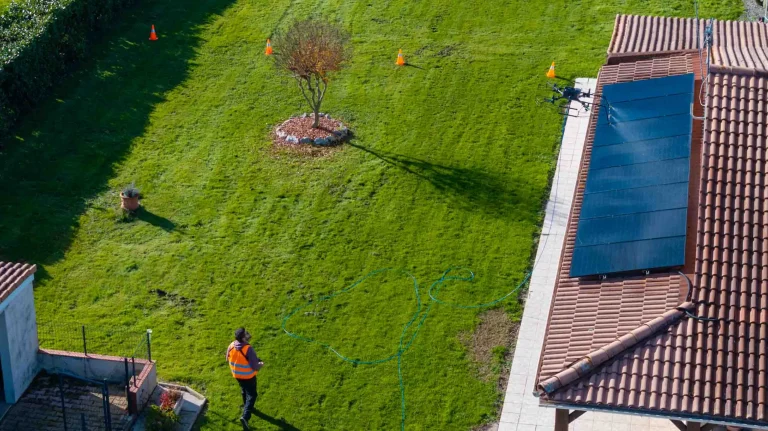 Opérateur drone en intervention de pulvérisation et de nettoyage, Eole Capture