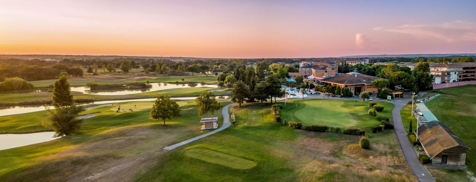 Panorama aérien par drone du Golf international de Seilh près de Toulouse