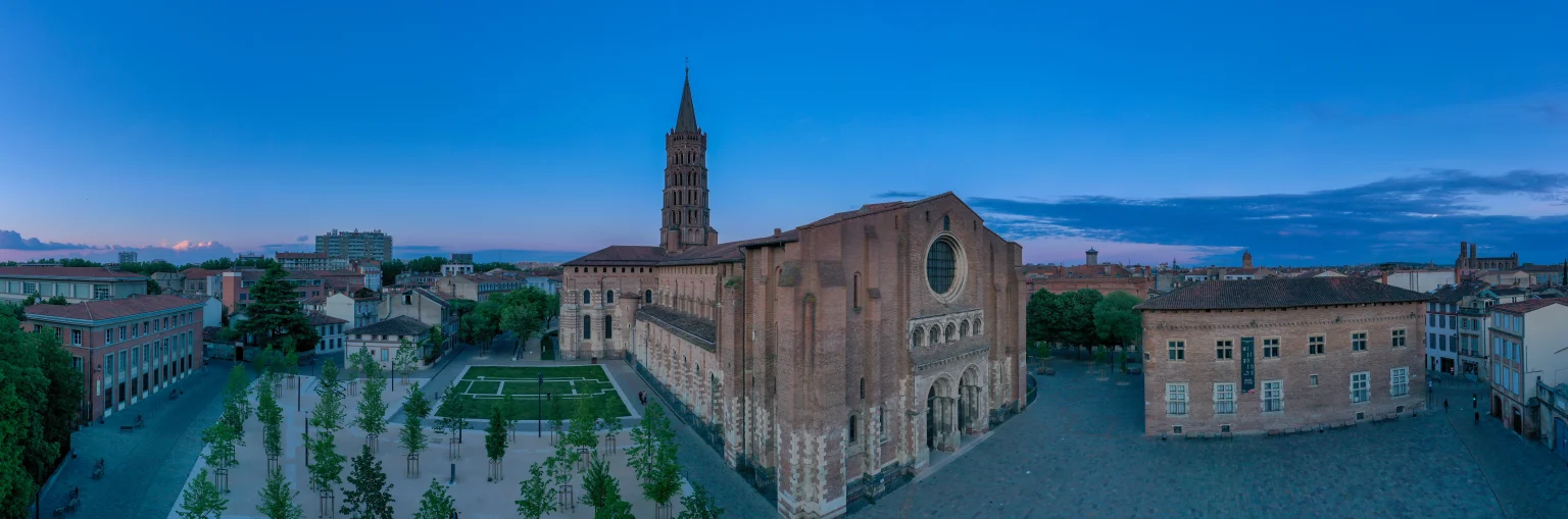 Panorama aérien par drone de la basilique Saint-Sernin à Toulouse