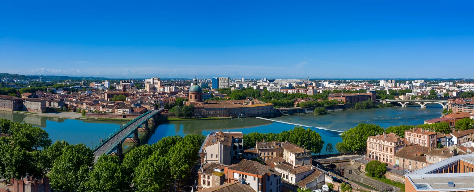 Panorama aérien par drone de l'hôpital de La Grave et de la Garonne à Toulouse