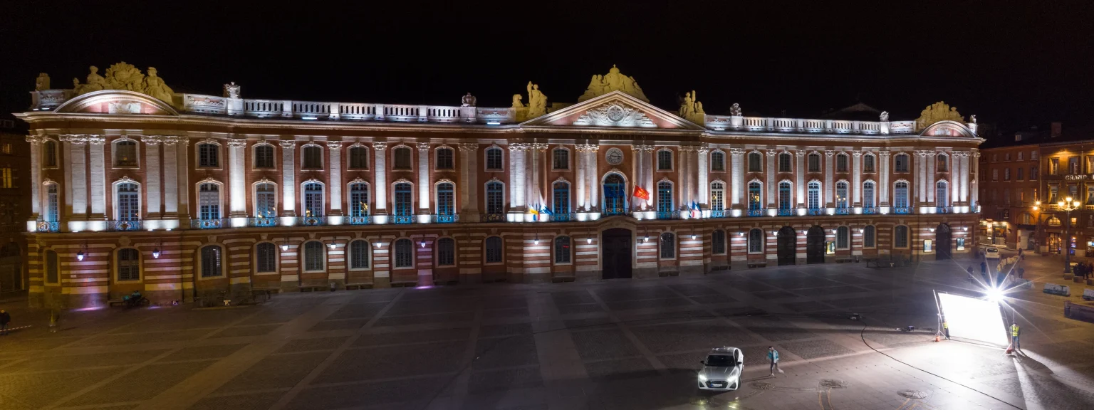 Panorama aérien par drone de la place du Capitole de nuit à Toulouse