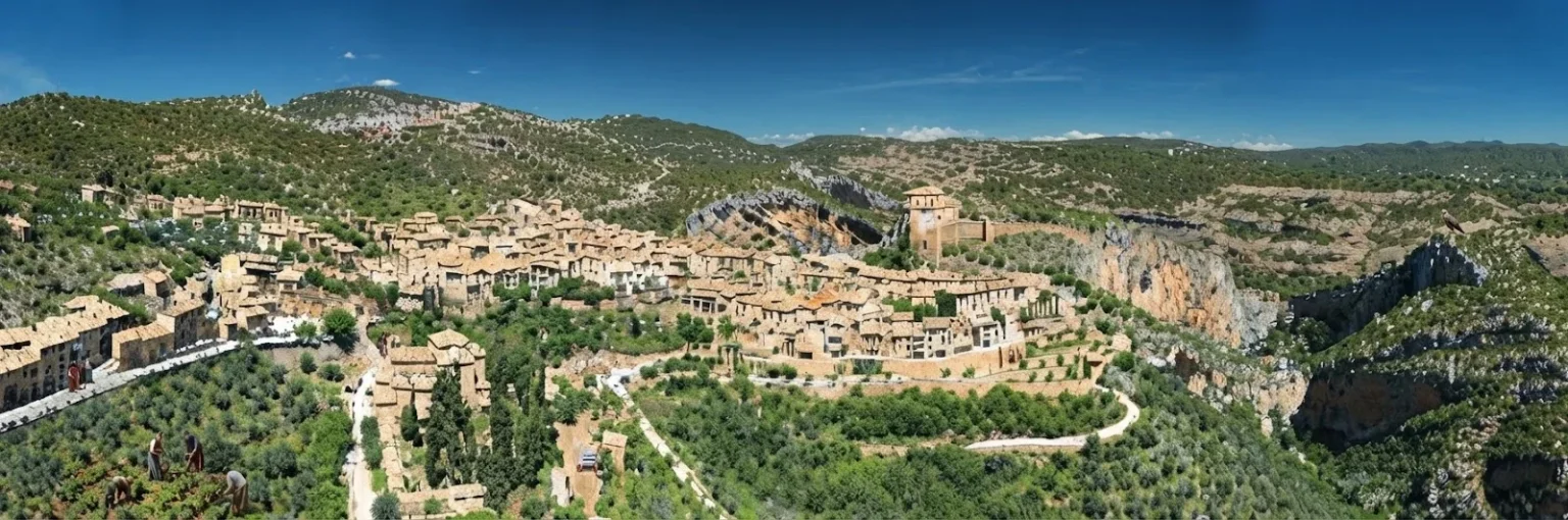 Panorama aérien par drone du village d'Alquézar en Aragon, Espagne
