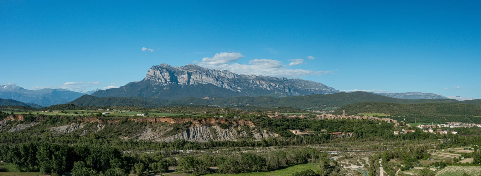 Panorama aérien par drone d'Aínsa et de la Peña Montañesa dans les Pyrénées espagnoles