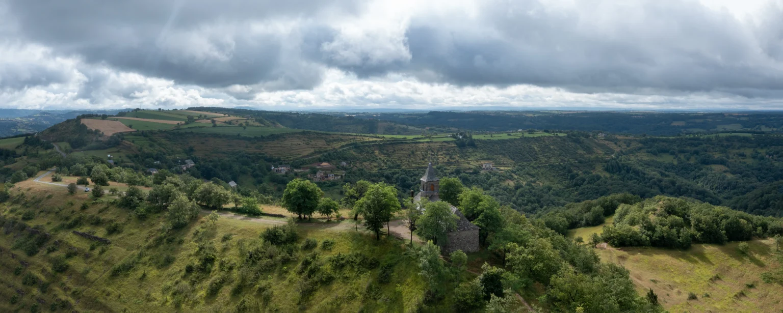 Panorama aérien par drone de la chapelle Saint-Jean-le-Froid dans l'Aveyron