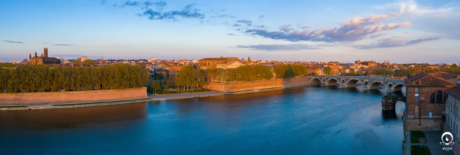 Panorama aérien par drone du Pont-Neuf et du quai de la Daurade à Toulouse