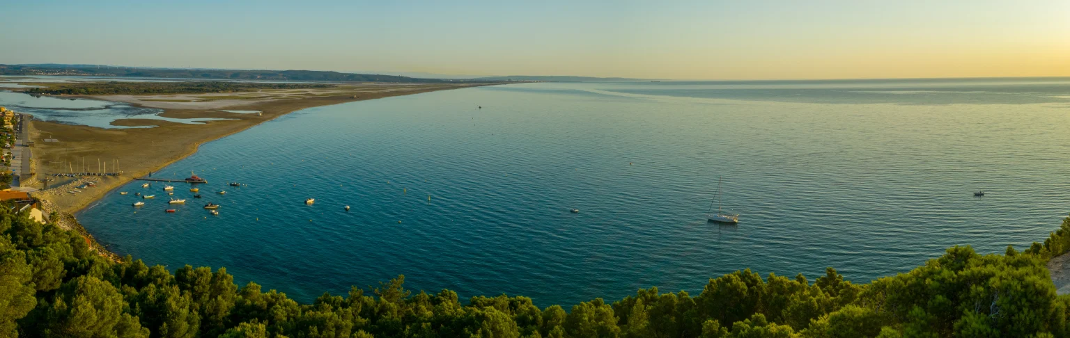 Panorama aérien par drone de la plage de La Franqui à Leucate