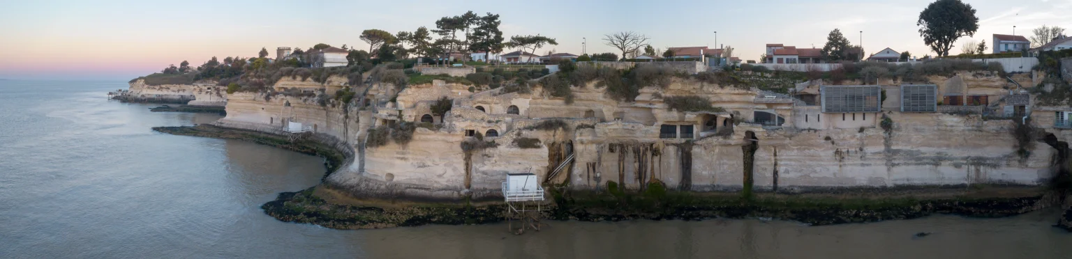 Panorama aérien par drone de Meschers-sur-Gironde et de l'estuaire de la Gironde