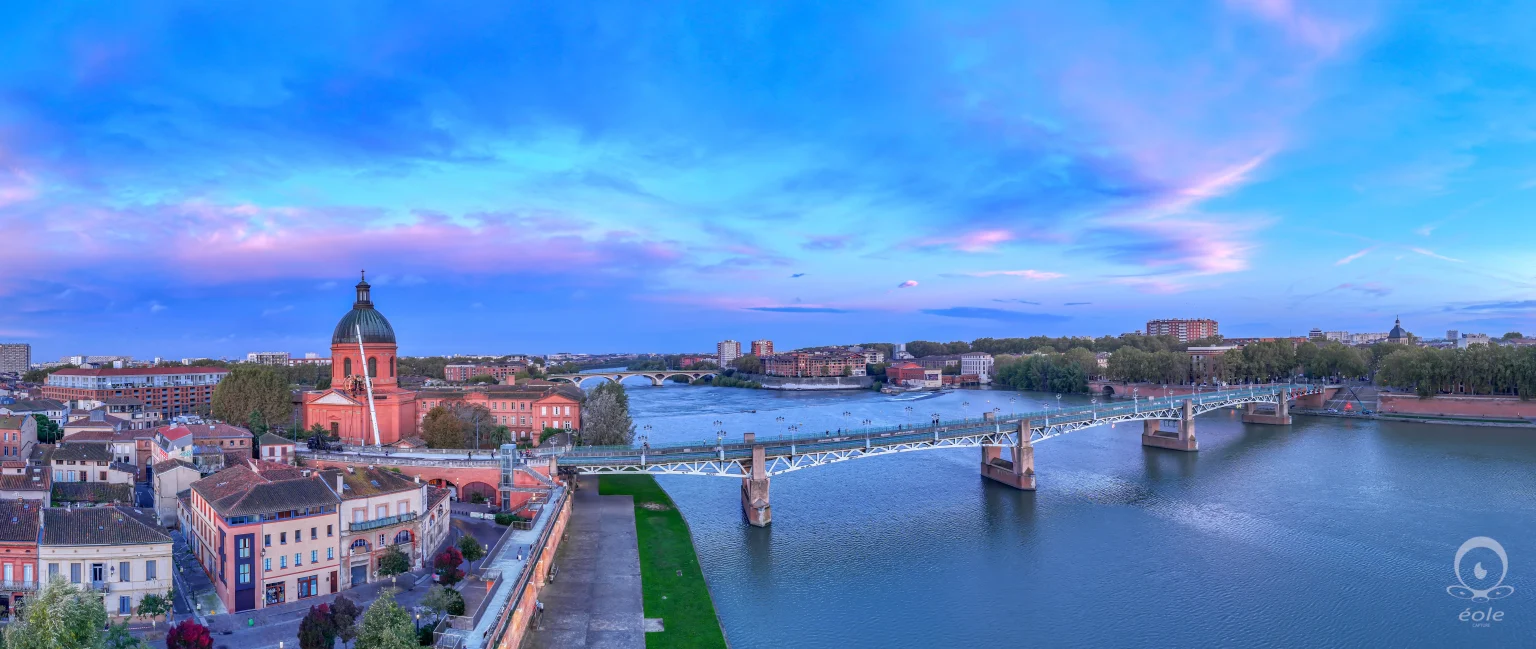 Panorama aérien par drone du spectacle de la Halle de La Machine à Toulouse