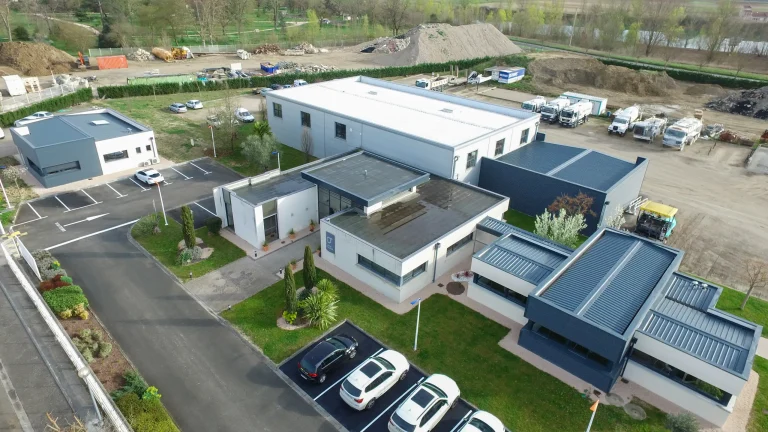 Photo aérienne par drone du siège social d'une entreprise