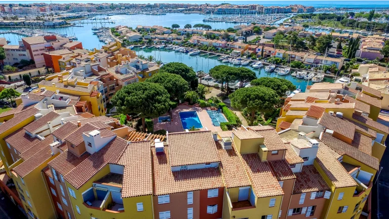 Photo aérienne par drone d'une résidence au Cap d'Agde pour inspection de toitures