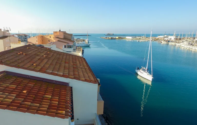 Inspection de toiture par drone au Cap d'Agde, face à l'entrée du port