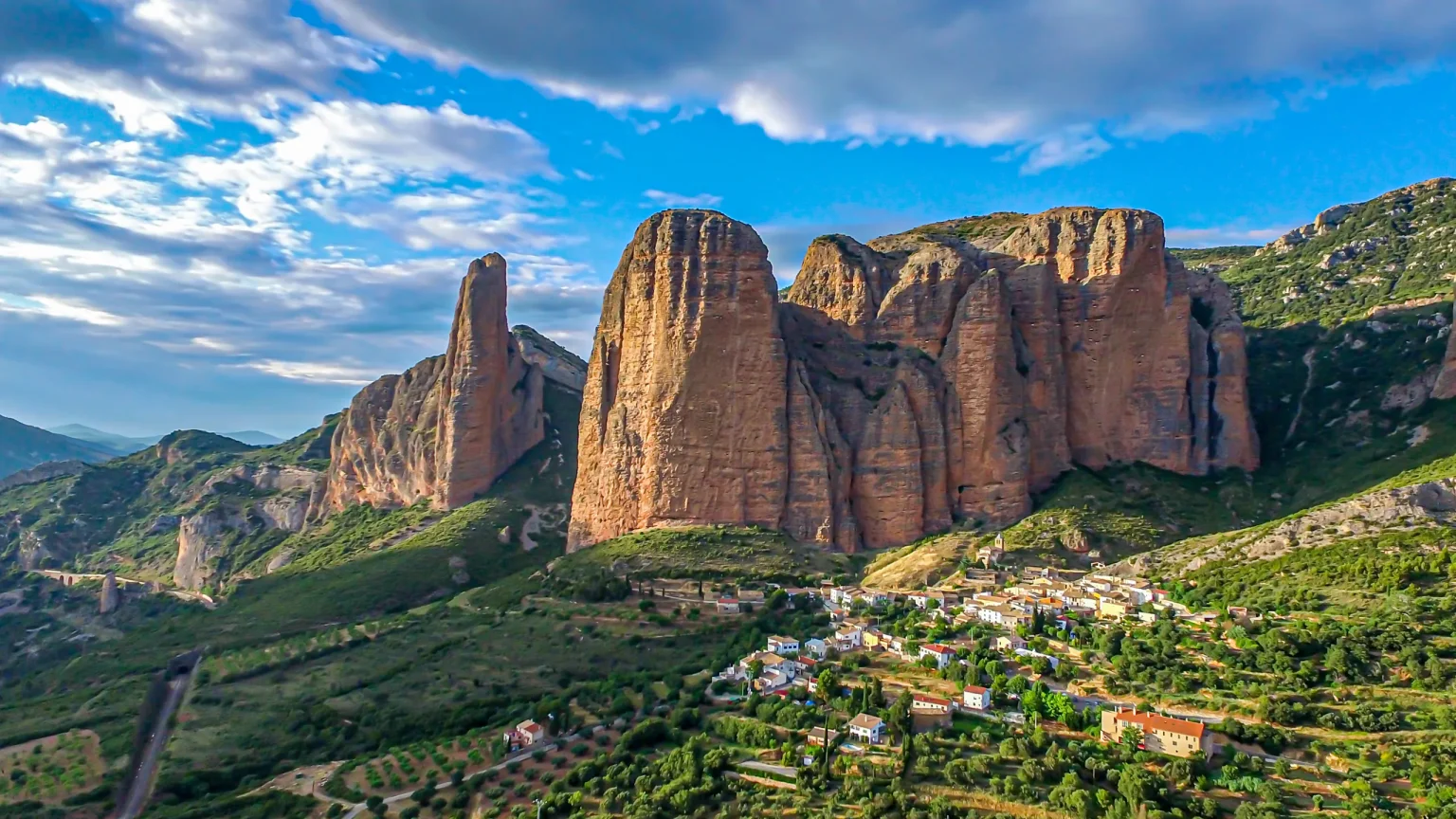 Photo aérienne par drone des Mallos de Riglos en Aragon, Espagne