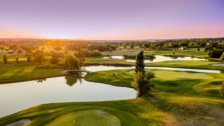 Photo aérienne par drone du Golf international de Seilh au coucher du soleil, près de Toulouse