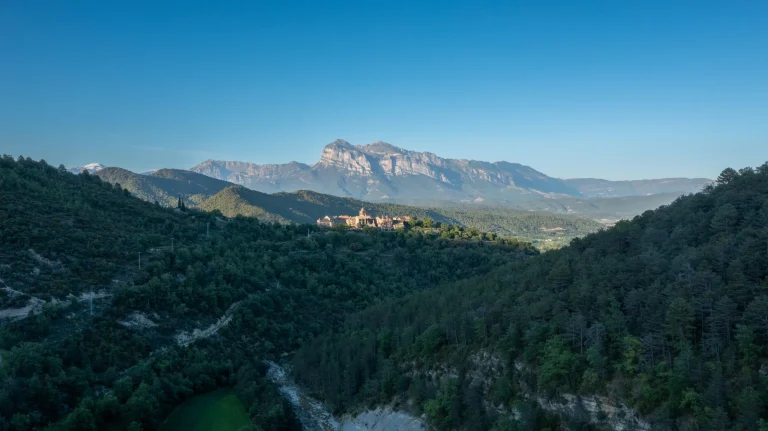 Photo aérienne par drone du village d'Aínsa et des Pyrénées espagnoles