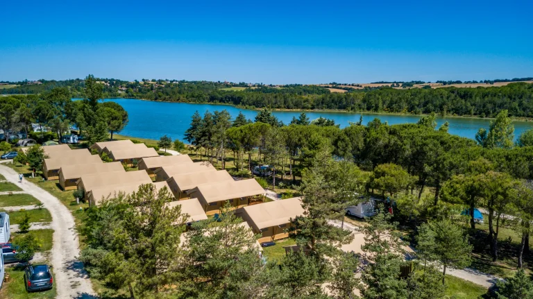 Photo aérienne par drone du camping du lac de Thoux dans le Gers