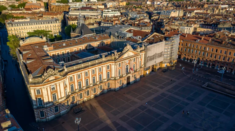 Photo aérienne par drone du Capitole et de la place du Capitole à Toulouse