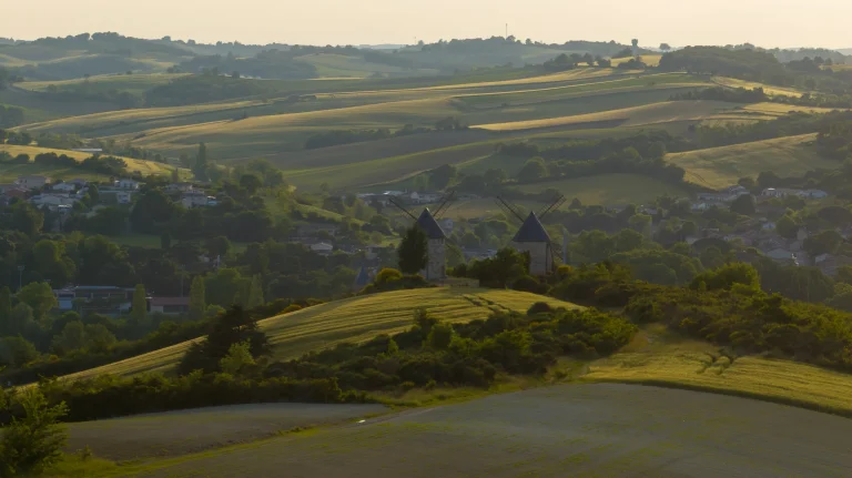 Photo aérienne par drone des moulins à vent de Lézat-sur-Lèze en Ariège