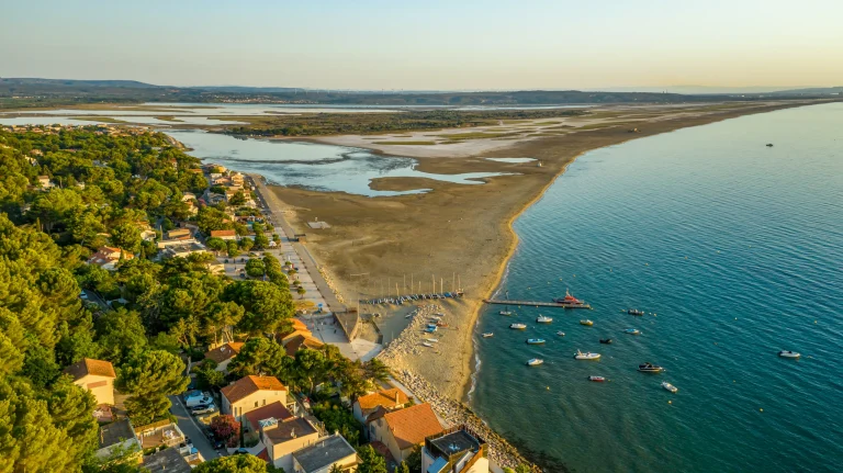 Photo aérienne par drone de la plage et de l'étang de La Franqui à Leucate