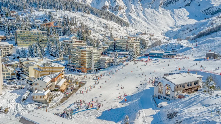 Photo aérienne par drone de la station de ski de Gourette dans les Pyrénées
