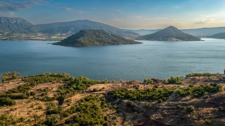 Photo aérienne par drone du lac du Salagou dans l'Hérault
