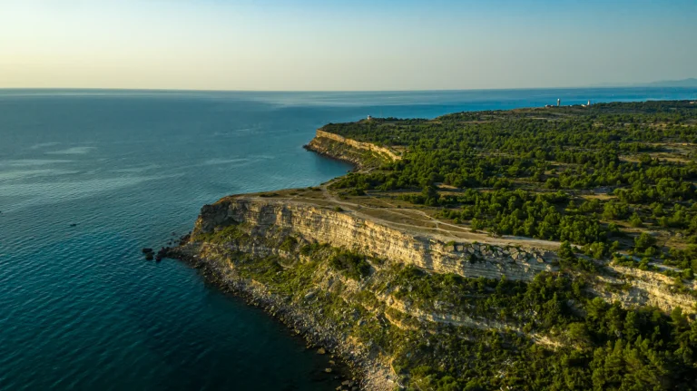Photo aérienne par drone des falaises de La Franqui au bord de la Méditerranée