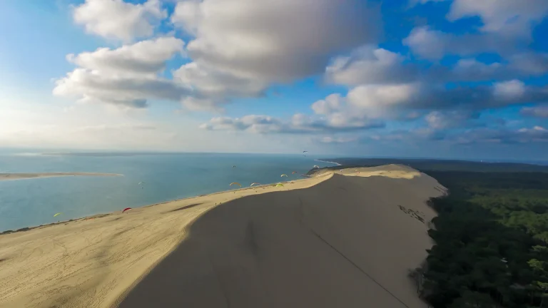 Photo aérienne par drone de la dune du Pilat sur le bassin d'Arcachon
