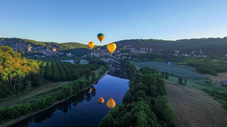 Photo aérienne par drone de montgolfières au-dessus de la Dordogne à La Roque-Gageac