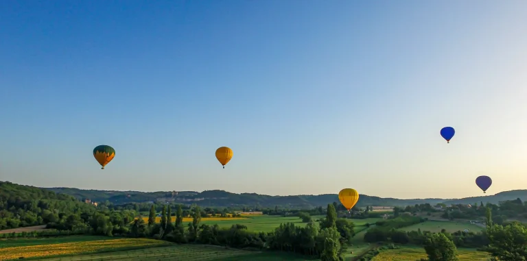 Photo aérienne par drone de montgolfières au lever du soleil à Castelnaud-la-Chapelle, Dordogne