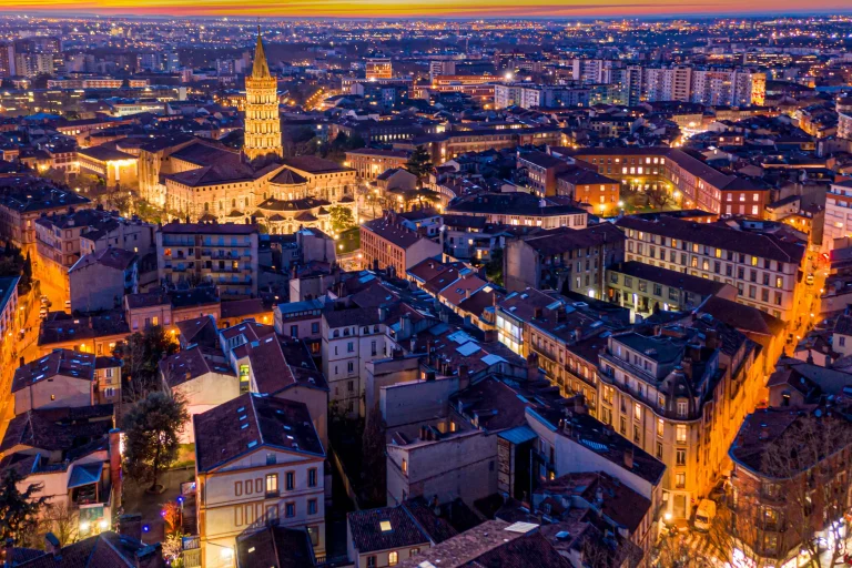 Photo aérienne par drone de Toulouse de nuit et de la basilique Saint-Sernin