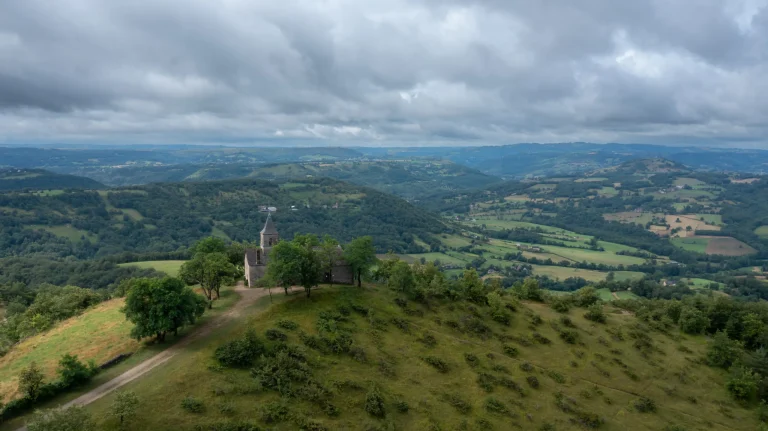 Photo aérienne par drone de la chapelle Saint-Jean-le-Froid dans l'Aveyron
