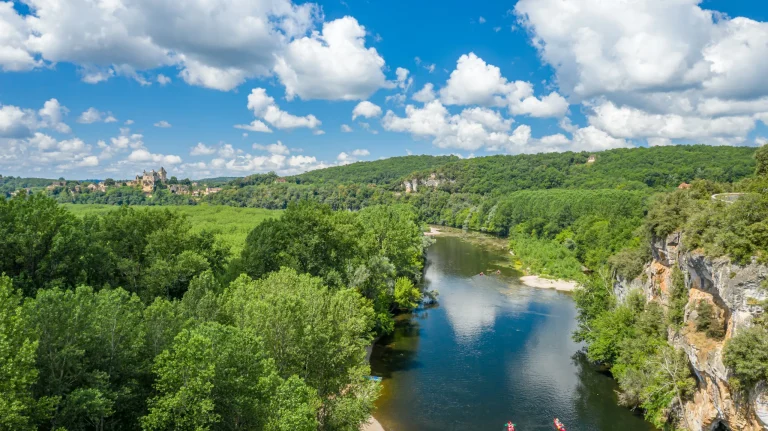 Photo aérienne par drone de la Dordogne et du château de Montfort pour le tourisme