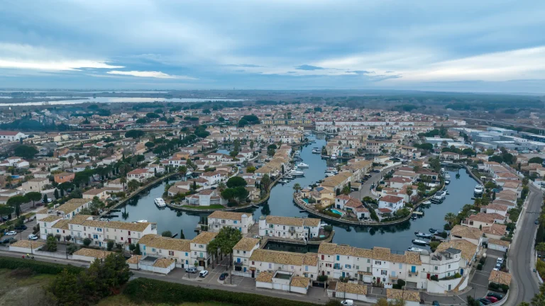 Photo aérienne par drone de la marina de Port Camargue au Grau-du-Roi