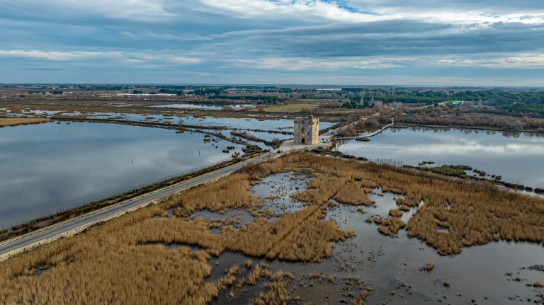 Photo aérienne par drone de la tour Carbonnière en Petite Camargue