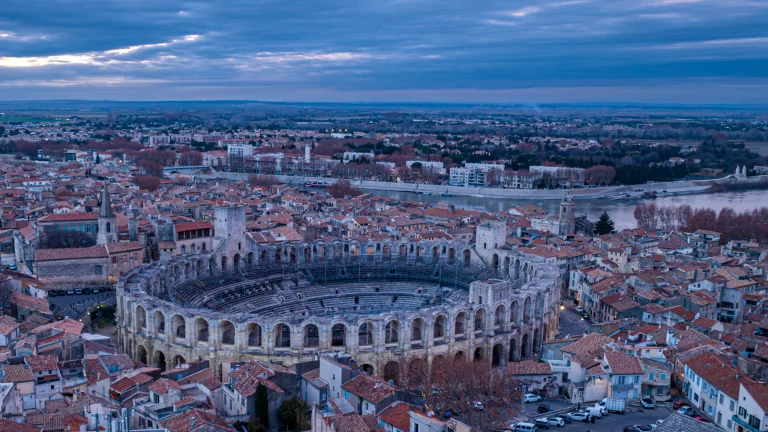 Photo aérienne par drone des arènes de Nîmes