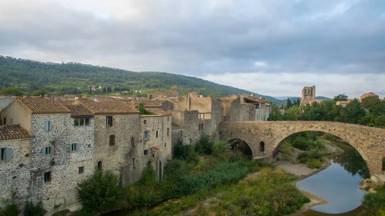 Photo aérienne par drone du village de Lagrasse et de son pont dans l'Aude