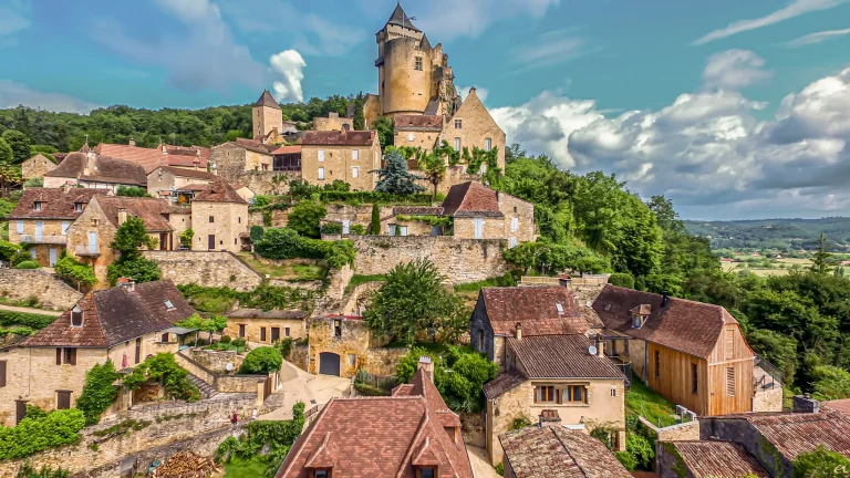 Photo aérienne par drone du château et du village de Castelnaud-la-Chapelle en Dordogne